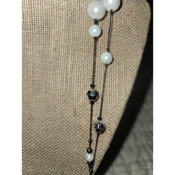 Faux Pearl and acrylic beaded necklace - Picture 2 of 3